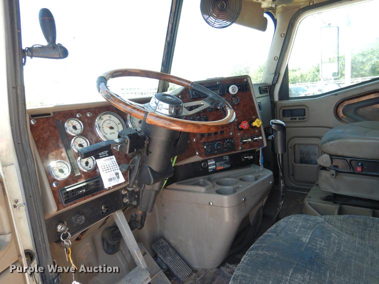 image for item DE3964 2006 International 9900i semi truck