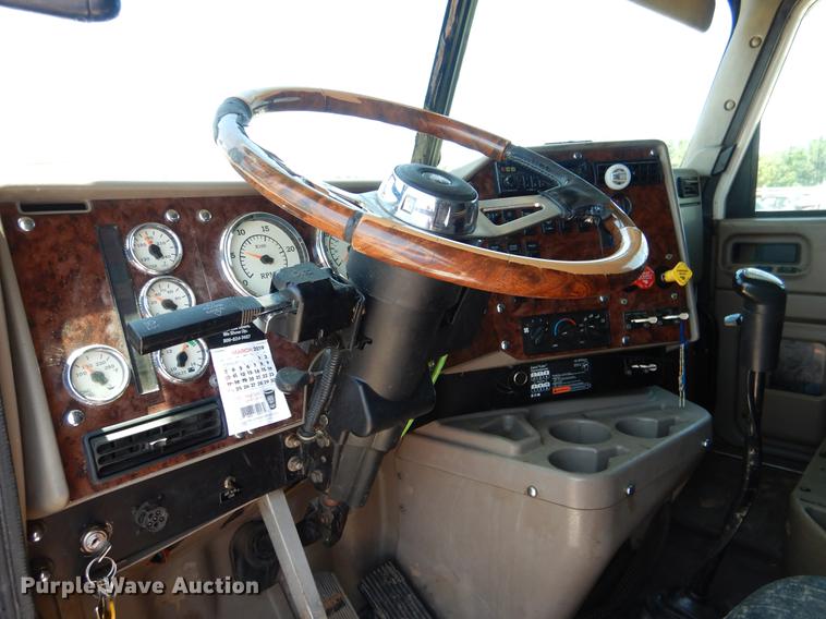 image for item DE3964 2006 International 9900i semi truck