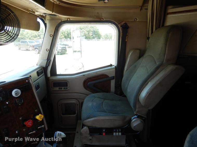 image for item DE3964 2006 International 9900i semi truck