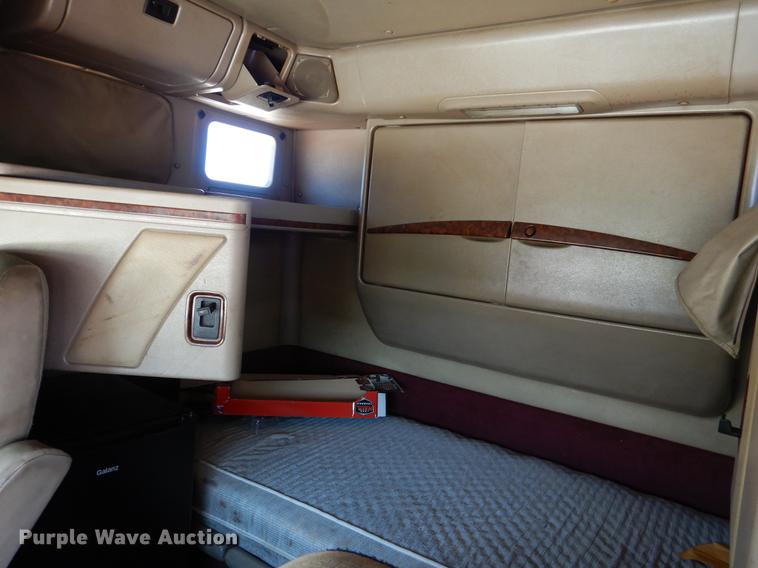 image for item DE3964 2006 International 9900i semi truck