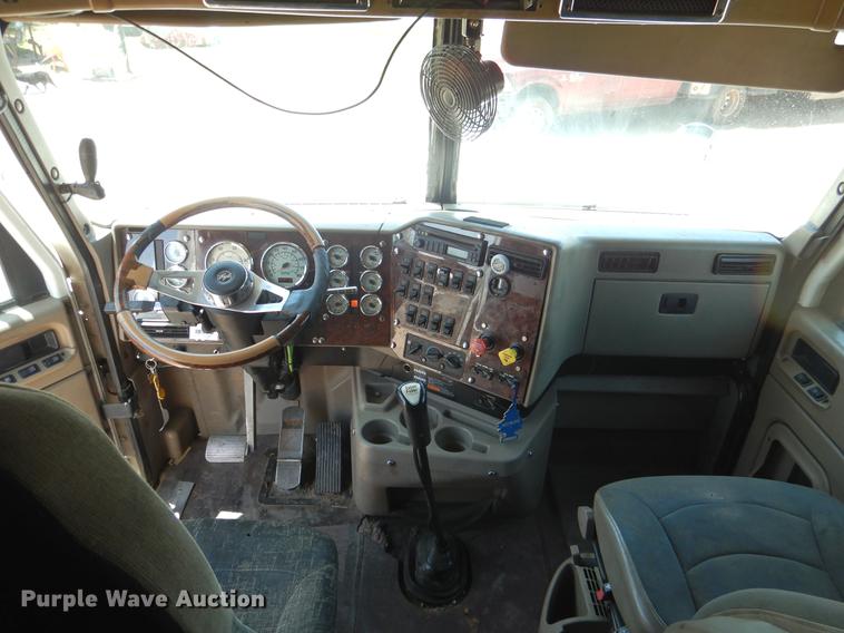 image for item DE3964 2006 International 9900i semi truck