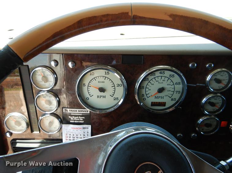 image for item DE3964 2006 International 9900i semi truck