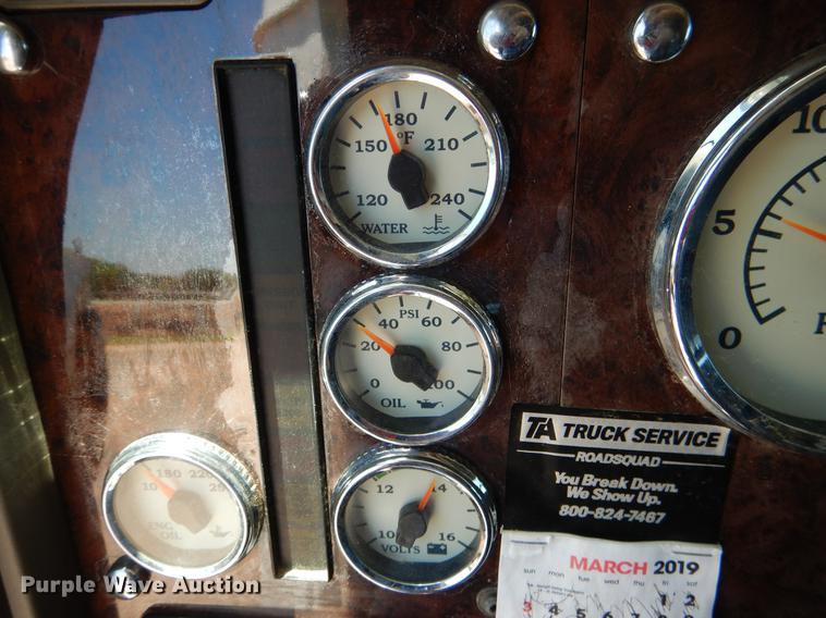 image for item DE3964 2006 International 9900i semi truck