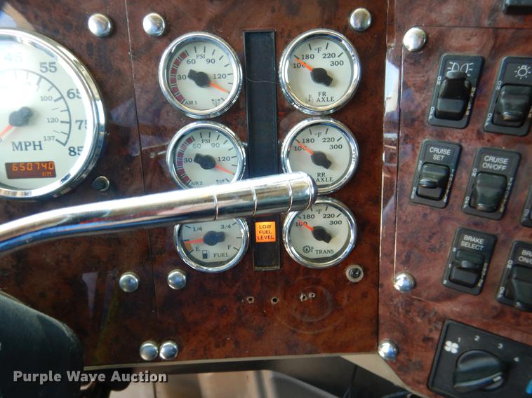 image for item DE3964 2006 International 9900i semi truck