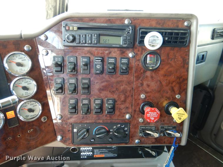 image for item DE3964 2006 International 9900i semi truck