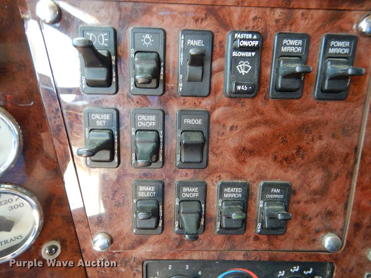 image for item DE3964 2006 International 9900i semi truck