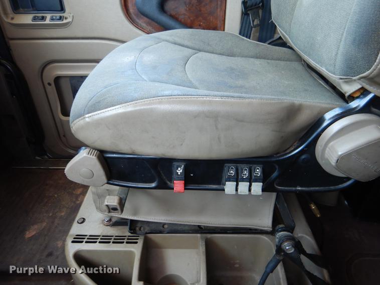 image for item DE3964 2006 International 9900i semi truck