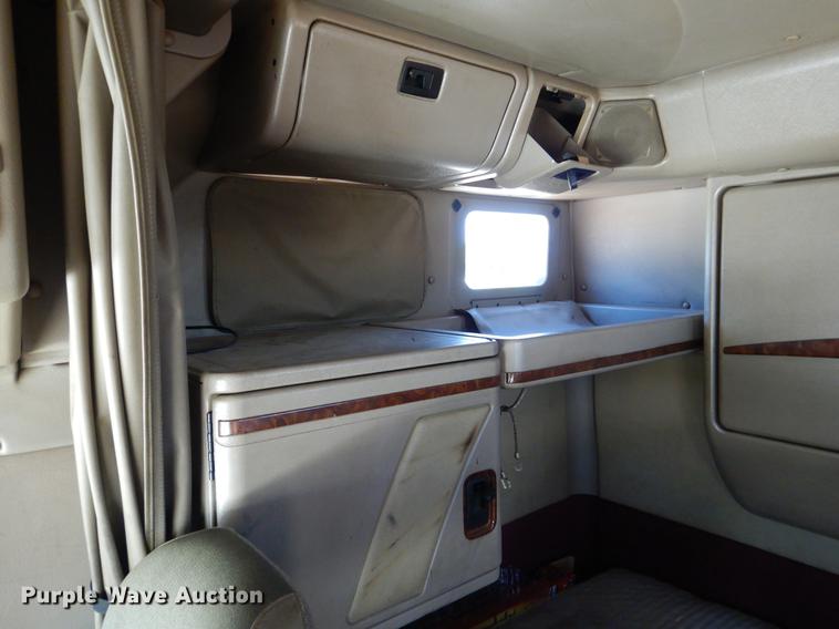 image for item DE3964 2006 International 9900i semi truck