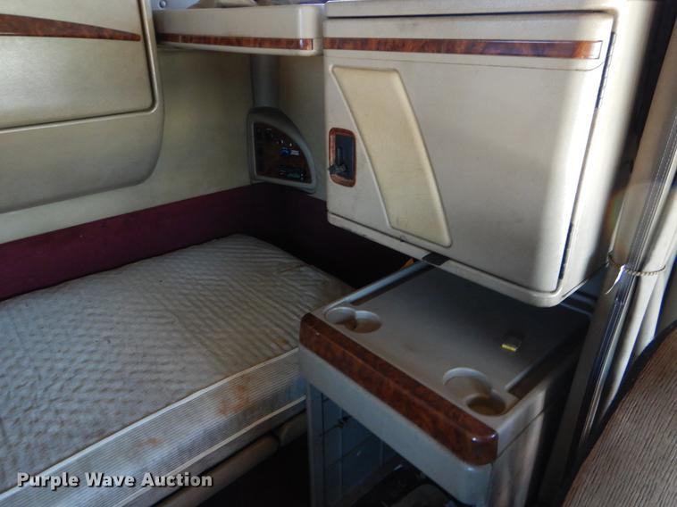 image for item DE3964 2006 International 9900i semi truck