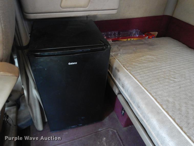 image for item DE3964 2006 International 9900i semi truck