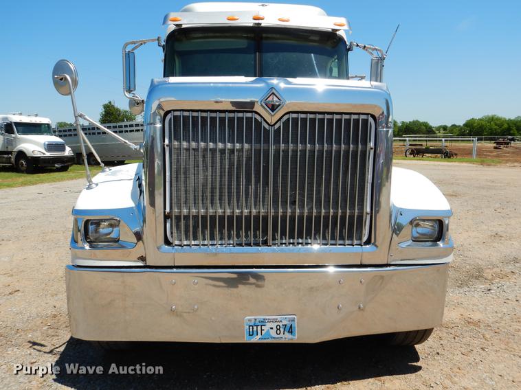 image for item DE3964 2006 International 9900i semi truck