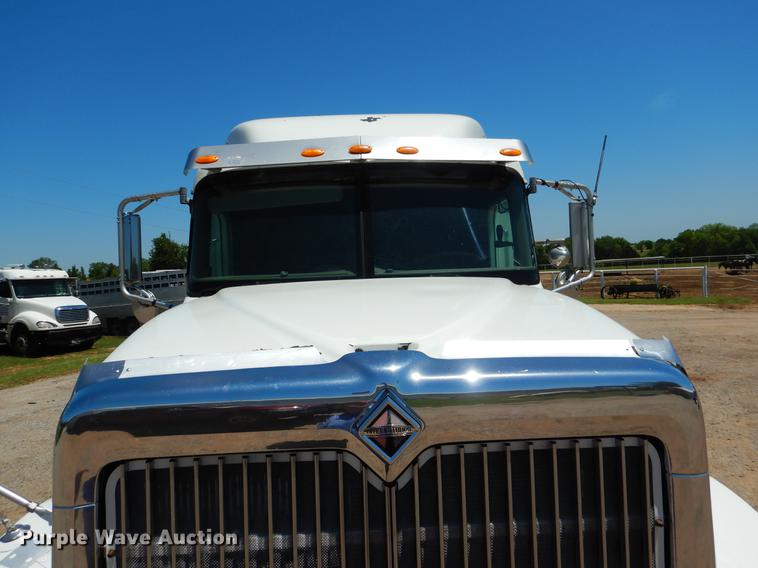 image for item DE3964 2006 International 9900i semi truck