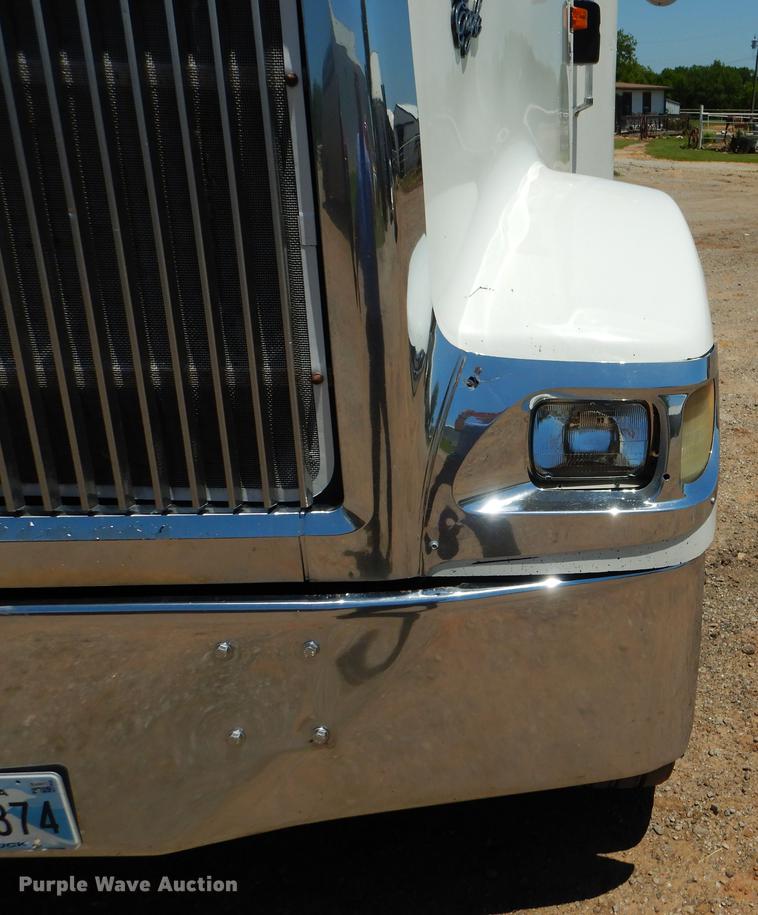 image for item DE3964 2006 International 9900i semi truck