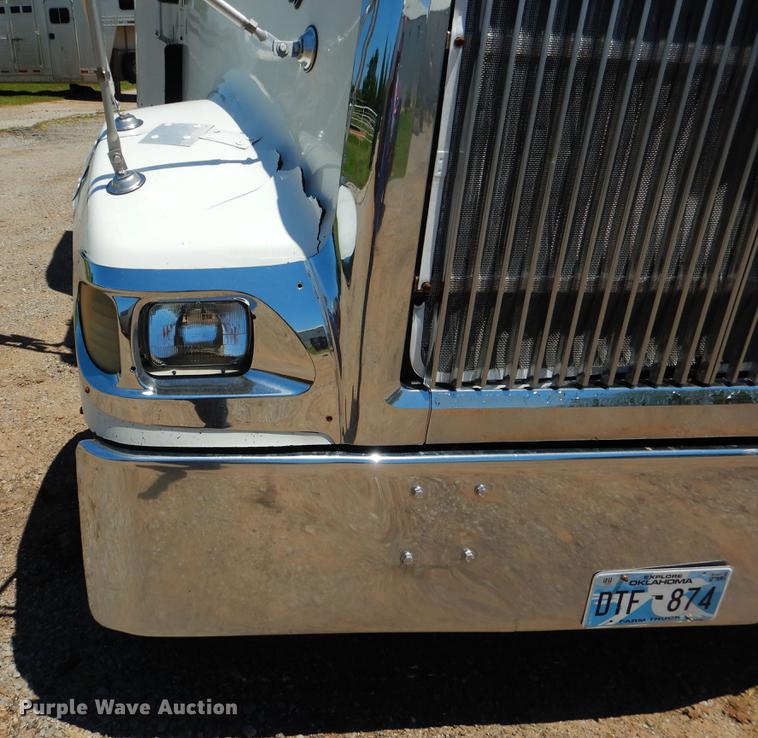 image for item DE3964 2006 International 9900i semi truck