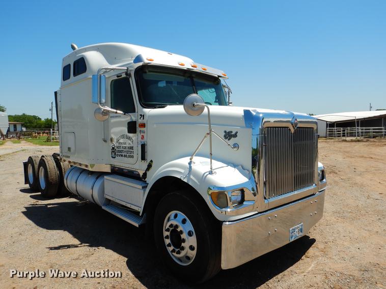 image for item DE3964 2006 International 9900i semi truck