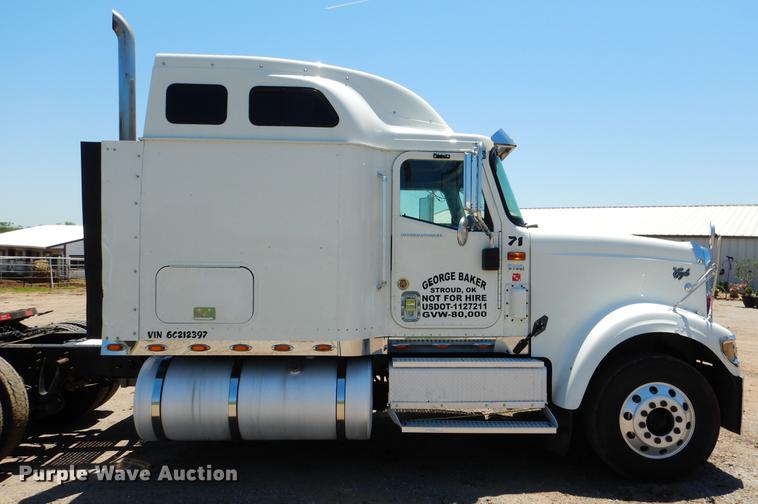 image for item DE3964 2006 International 9900i semi truck