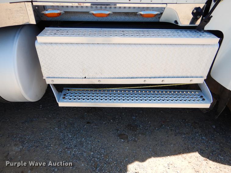 image for item DE3964 2006 International 9900i semi truck