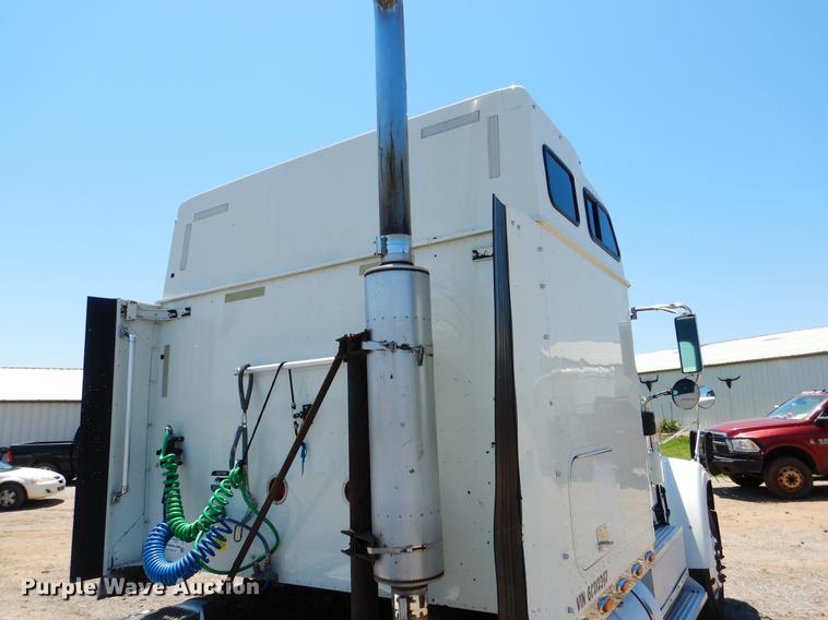 image for item DE3964 2006 International 9900i semi truck