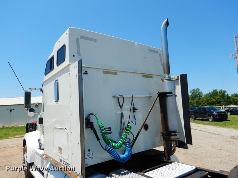 image for item DE3964 2006 International 9900i semi truck