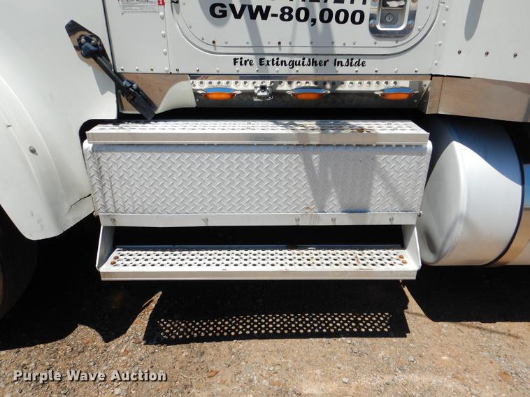 image for item DE3964 2006 International 9900i semi truck