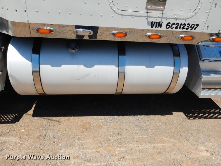 image for item DE3964 2006 International 9900i semi truck