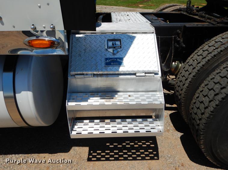 image for item DE3964 2006 International 9900i semi truck