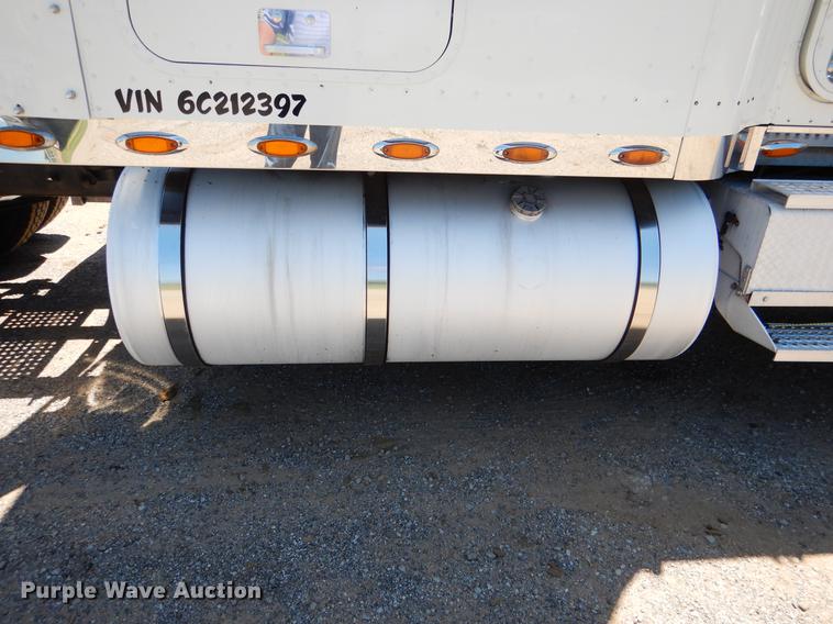 image for item DE3964 2006 International 9900i semi truck