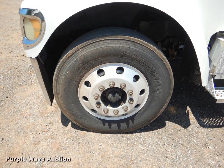 image for item DE3964 2006 International 9900i semi truck