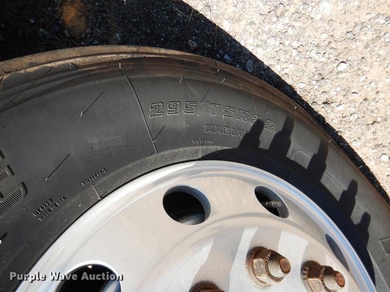 image for item DE3964 2006 International 9900i semi truck