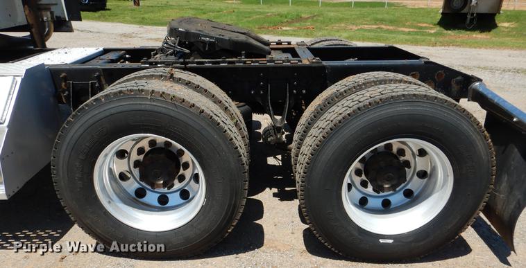 image for item DE3964 2006 International 9900i semi truck