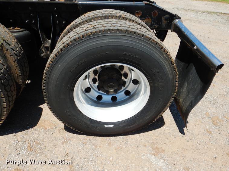 image for item DE3964 2006 International 9900i semi truck