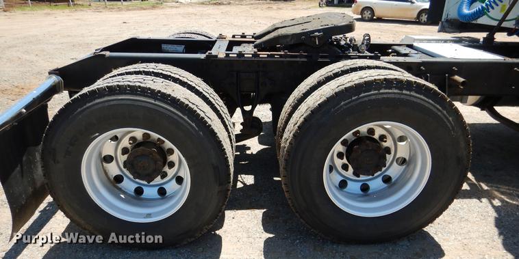 image for item DE3964 2006 International 9900i semi truck