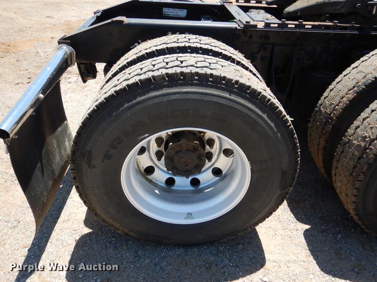 image for item DE3964 2006 International 9900i semi truck