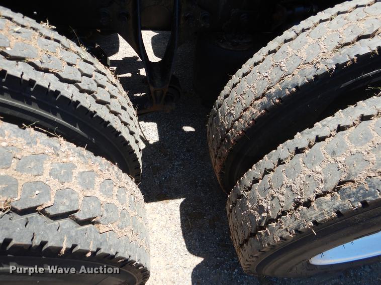 image for item DE3964 2006 International 9900i semi truck