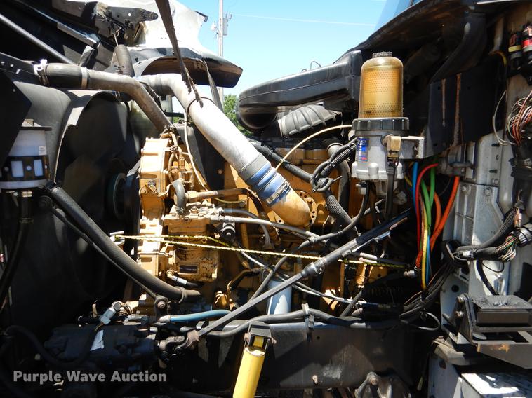 image for item DE3964 2006 International 9900i semi truck