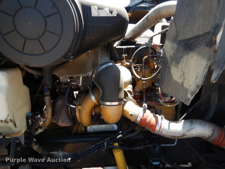 image for item DE3964 2006 International 9900i semi truck