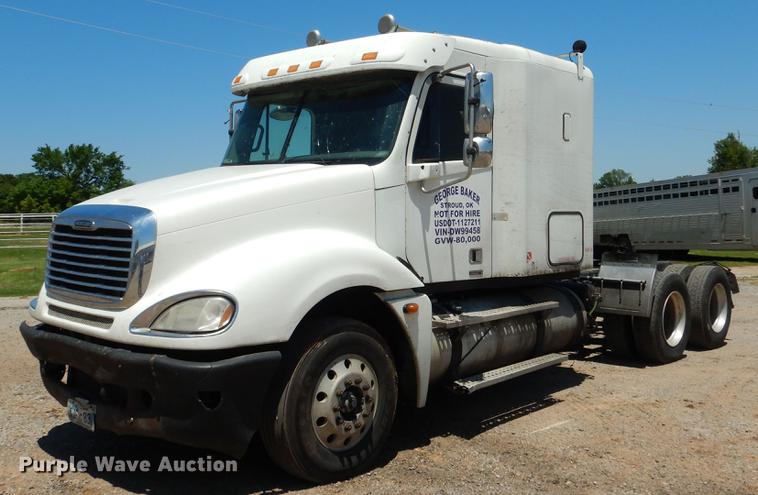 image for item DE3965 2006 Freightliner Columbia semi truck