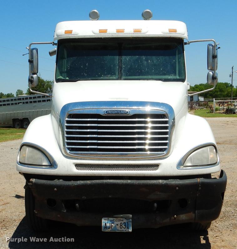 image for item DE3965 2006 Freightliner Columbia semi truck
