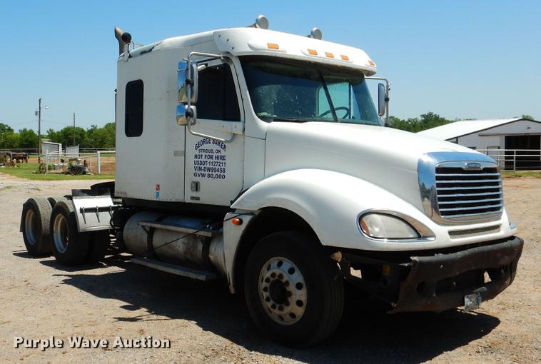 image for item DE3965 2006 Freightliner Columbia semi truck