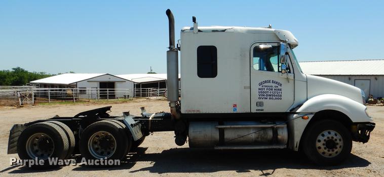 image for item DE3965 2006 Freightliner Columbia semi truck