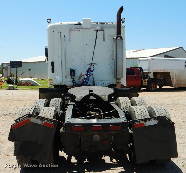 image for item DE3965 2006 Freightliner Columbia semi truck