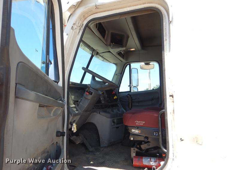 image for item DE3965 2006 Freightliner Columbia semi truck