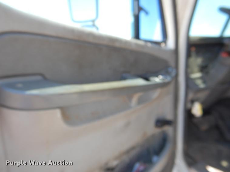 image for item DE3965 2006 Freightliner Columbia semi truck