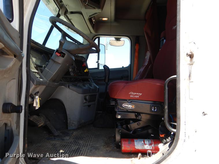 image for item DE3965 2006 Freightliner Columbia semi truck