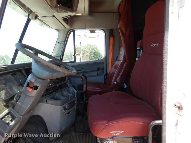 image for item DE3965 2006 Freightliner Columbia semi truck