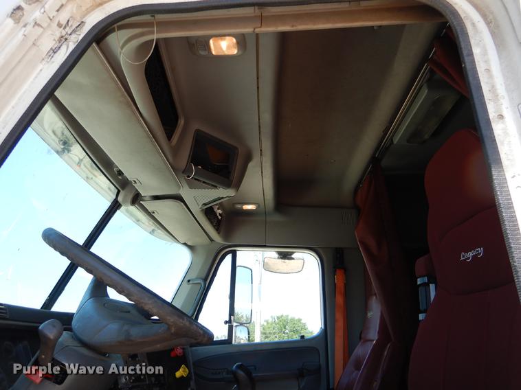 image for item DE3965 2006 Freightliner Columbia semi truck