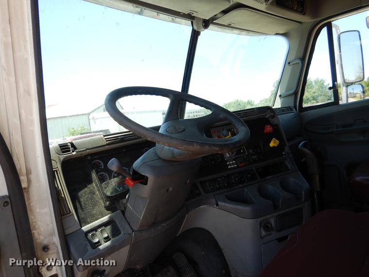 image for item DE3965 2006 Freightliner Columbia semi truck