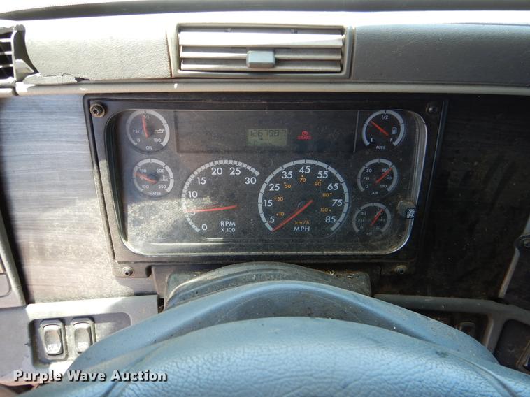 image for item DE3965 2006 Freightliner Columbia semi truck