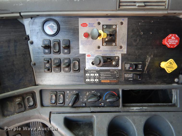 image for item DE3965 2006 Freightliner Columbia semi truck