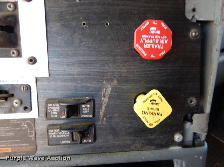 image for item DE3965 2006 Freightliner Columbia semi truck